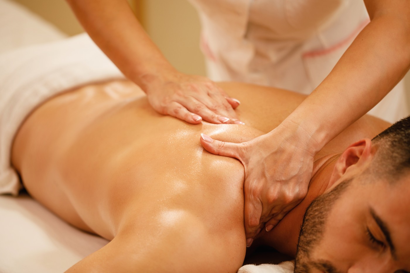 closeup-man-having-back-massage-during-spa-treatment-wellness-center (1)